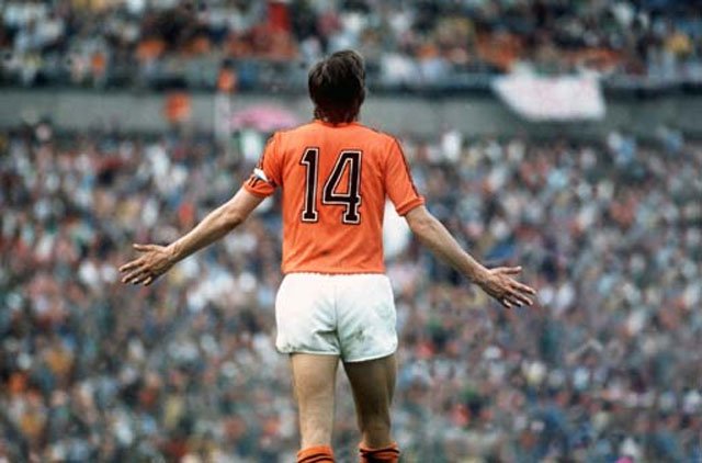 Germania 1974: alla maglia di Cruijff manca una striscia. Adidas vs Puma