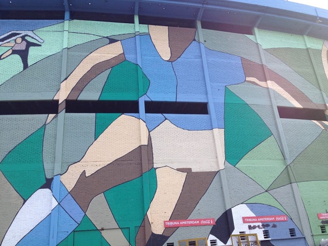 Un grande mural che copre una delle pareti dello stadio Centenario.