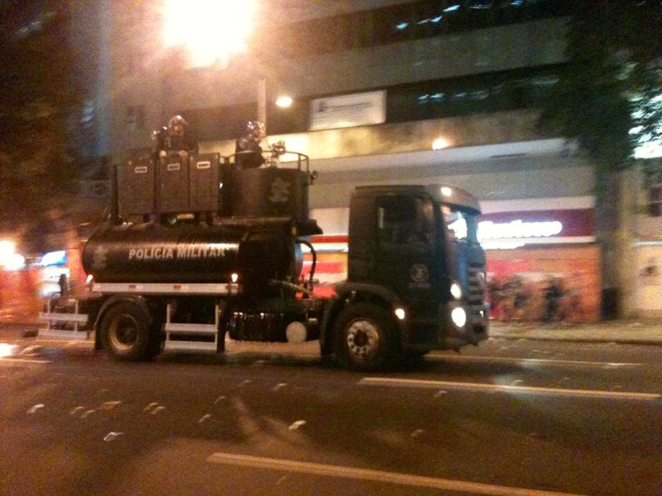 La polizia militare usa mezzi corazzati per gestire l'ordine pubblico.