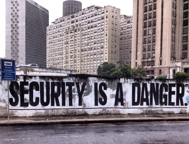 Uno dei tanti splendidi graffiti che si possono incontrare Rio de Janeiro, dove la questione sicurezza è ossessione e strumento di controllo.