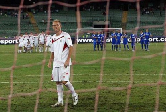 Masiello dopo il famoso autogol nel derby Bari - Lecce