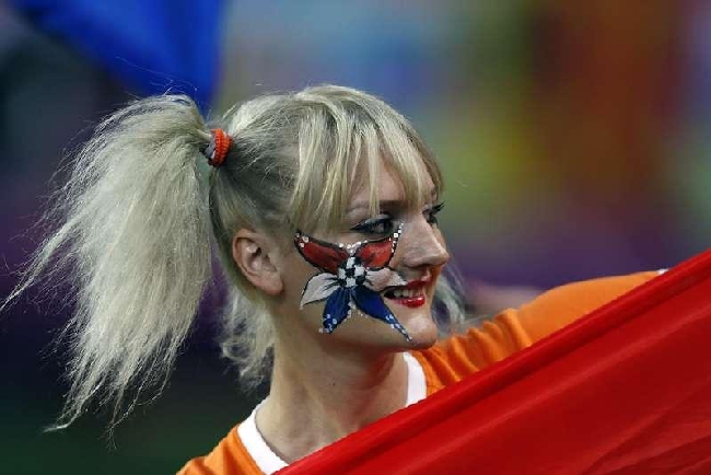 Una tifosa "orange" a Euro 2012