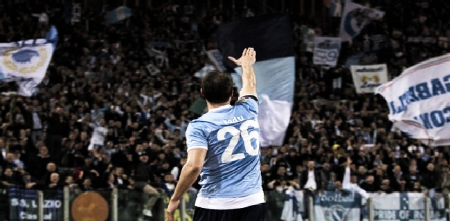 Radu, giocatore della Lazio, fa il saluto fascisita sotto la Nord