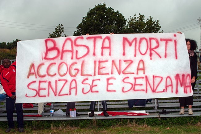 Basta morti accoglienza senza se e senza ma Basta morti accoglienza senza se e senza ma